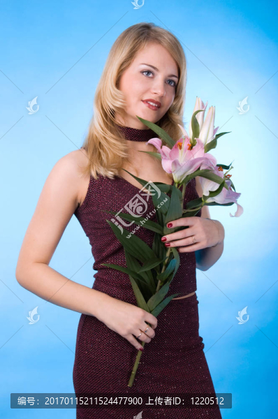 迷人的女人帶著一束百合花。