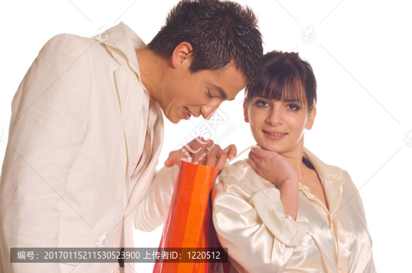 購(gòu)物的夫妻