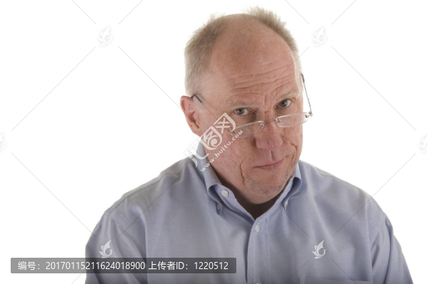 穿著藍襯衫的老家伙看起來有點懷疑