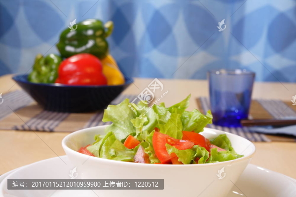 桌上有沙拉碗