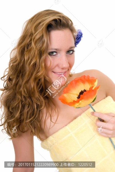 帶花的年輕女人