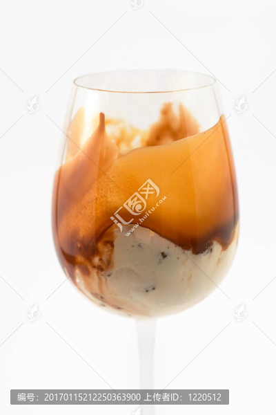 在一個高大的玻璃上的冰淇淋