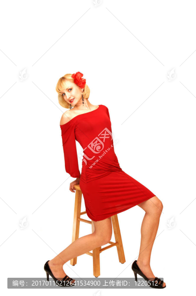 坐在紅色的金發(fā)女郎