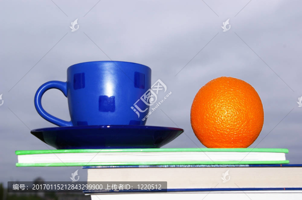 橘子；杯子和書