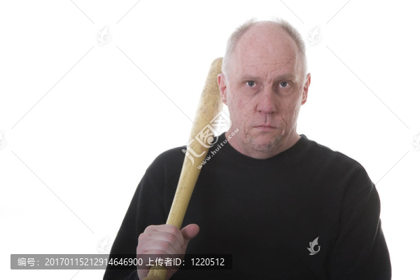 男子在黑色與蝙蝠在肩膀上