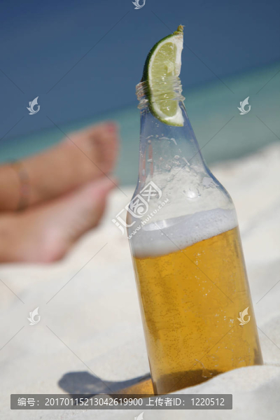 海灘上的啤酒和腳