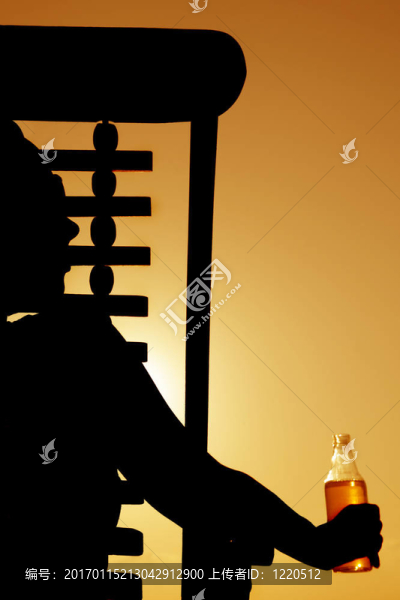 啤酒和躺椅夕陽(yáng)的剪影