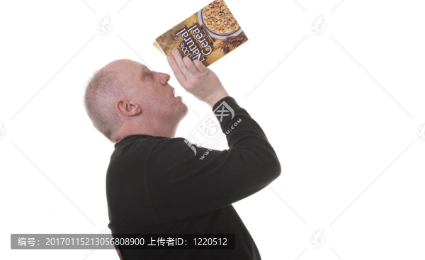 在黑色的襯衫吃麥片盒的老家伙