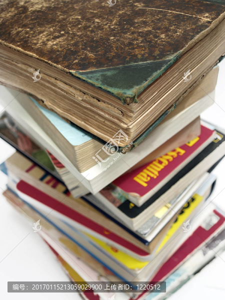 一堆老式的老式書和現(xiàn)代書