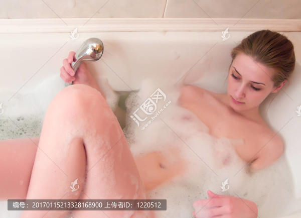 在浴室里的女孩