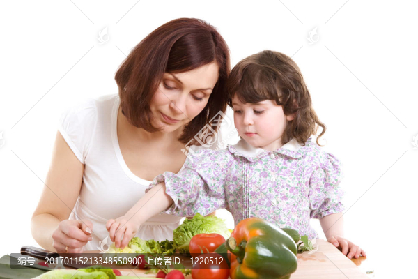 媽媽和女兒在廚房做飯