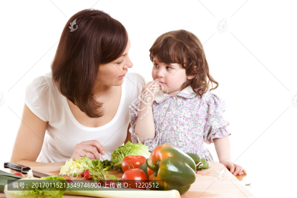 媽媽和女兒在廚房做飯