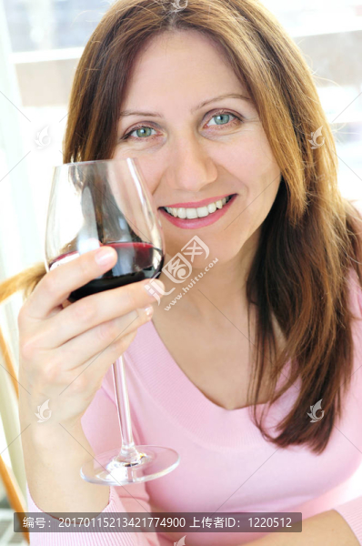 成熟的女人，有一杯紅葡萄酒