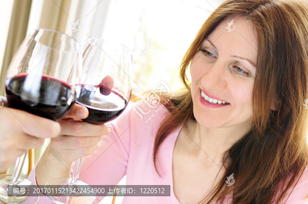 成熟的女人喝紅酒