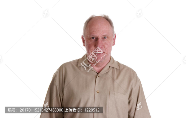 棕色襯衫上的老家伙微笑著