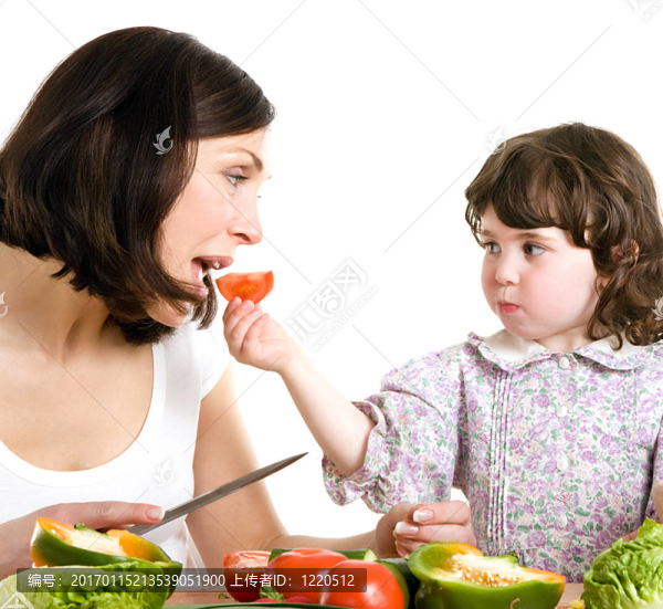媽媽和女兒在廚房做飯