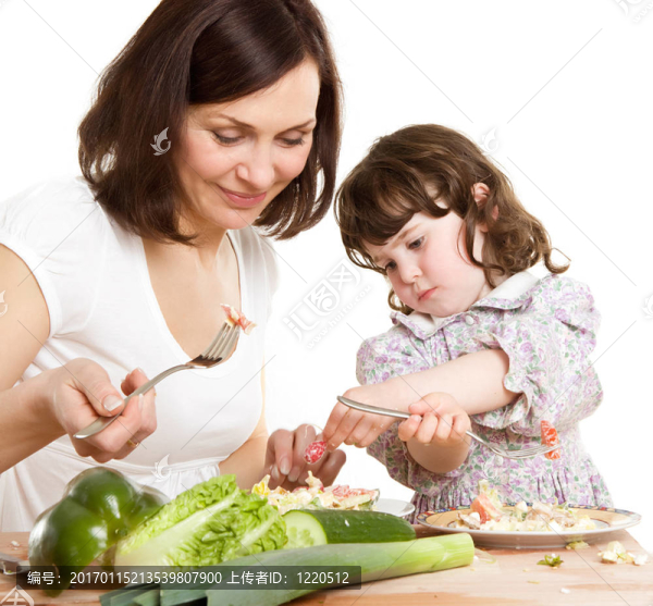 媽媽和女兒在廚房做飯
