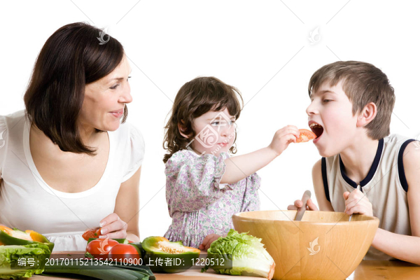 母親和孩子在廚房做飯
