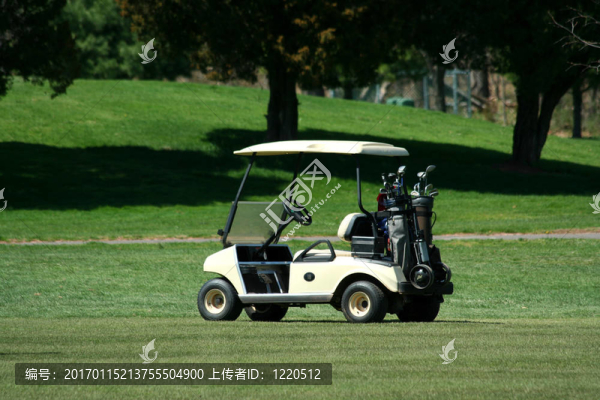 在一個(gè)球道高爾夫球車