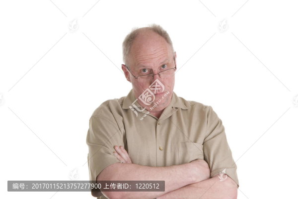 老家伙雙臂交叉懷疑