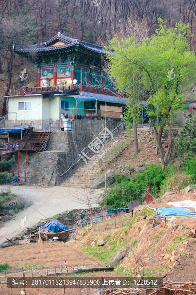 山上的寺廟。
