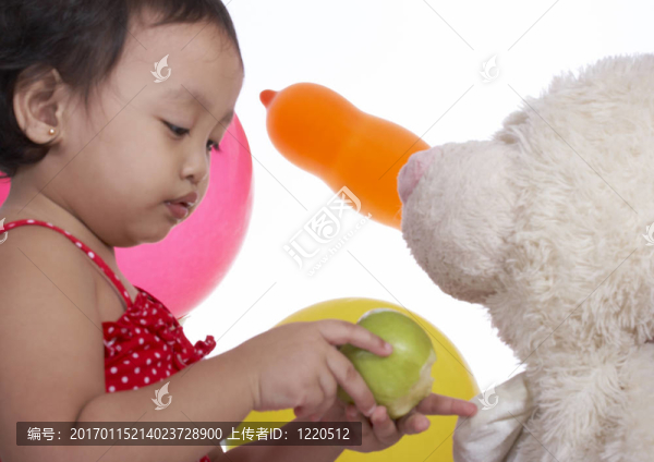 小女孩拿著蘋果