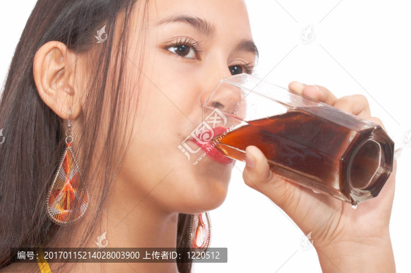 女人喝酒