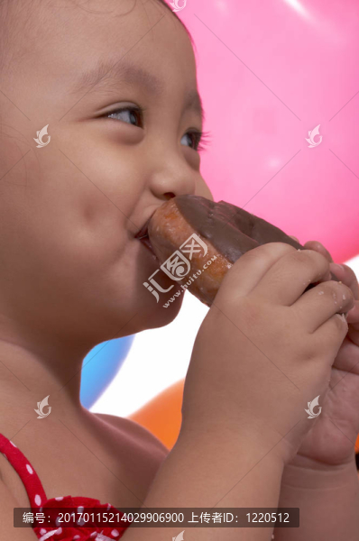 快樂的孩子吃甜甜圈