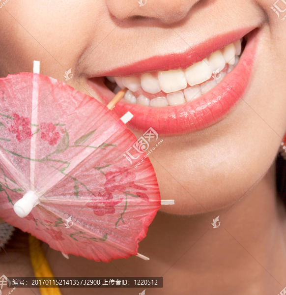 用牙簽的女孩