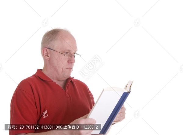 穿紅襯衫的人讀一本書