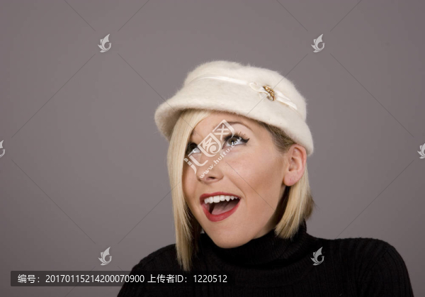 金發(fā)女郎在戴帽子的看著驚訝