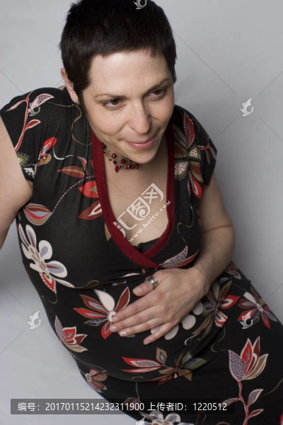 孩子氣的孕婦loundging