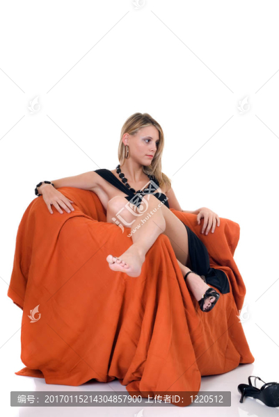優(yōu)雅的女士在椅子上