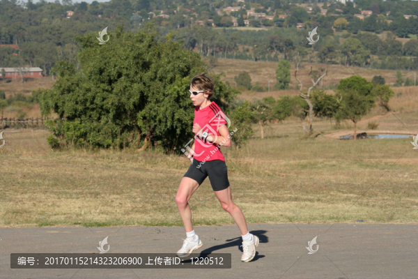 女運動員跑