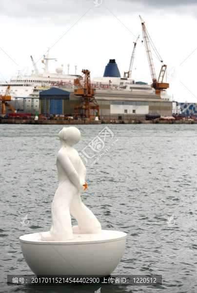 浮標形狀像一個男人