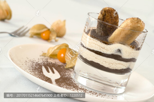 在一個玻璃的提拉米蘇