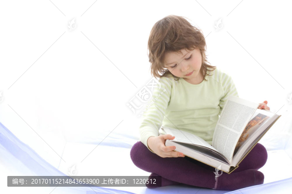 一個(gè)年輕的女孩讀一本書(shū)