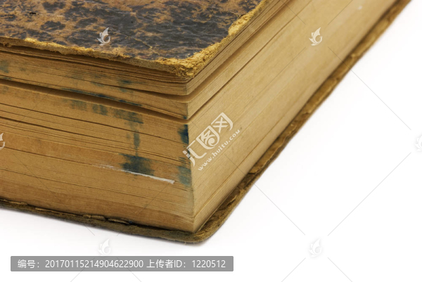 在一個白色的巴上的一本舊書
