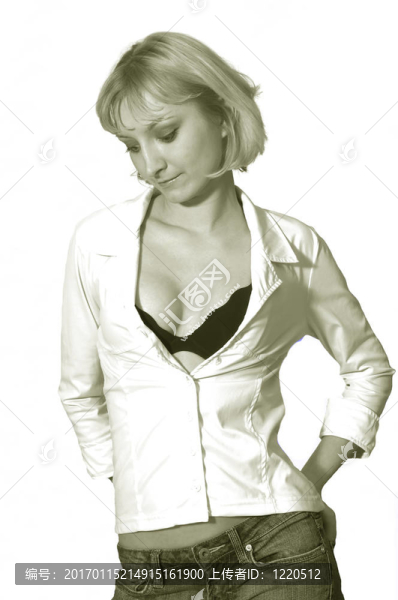 站在金發(fā)女人
