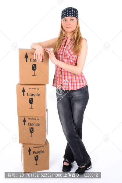 年輕女子帶著一堆包裹