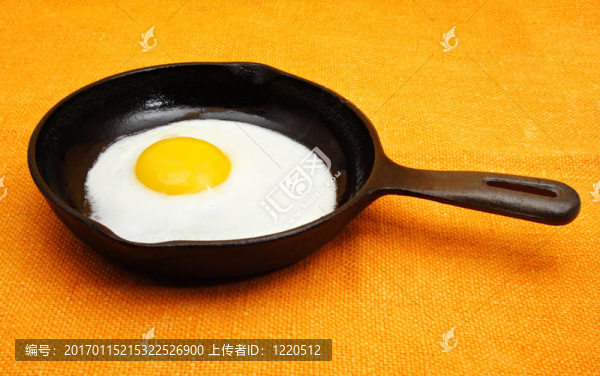 雞蛋在一個(gè)鑄鐵鍋