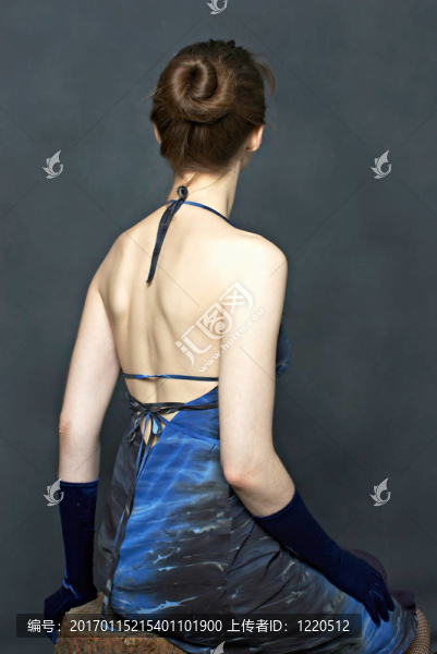 穿著藍(lán)色衣服的漂亮坐著的女人