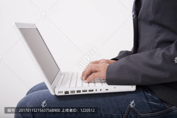 白色的筆記本電腦