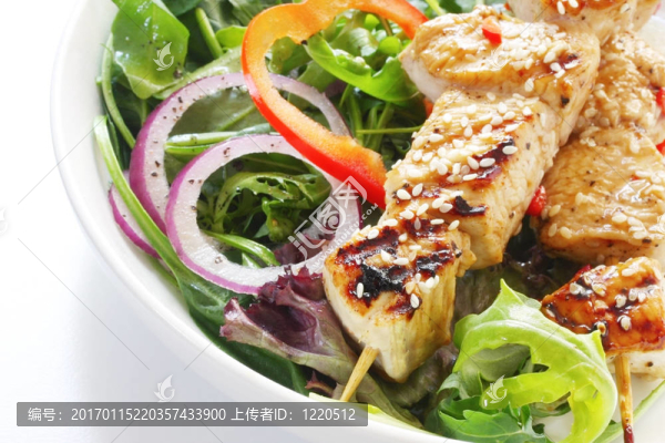 雞肉串和沙拉