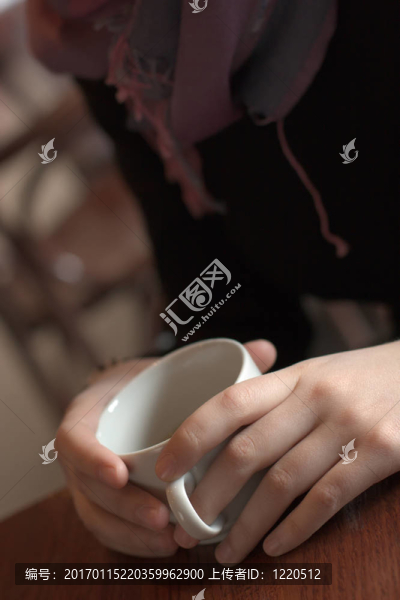 年輕的女人坐在咖啡館里