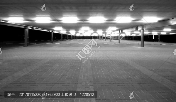 空曠的停車場