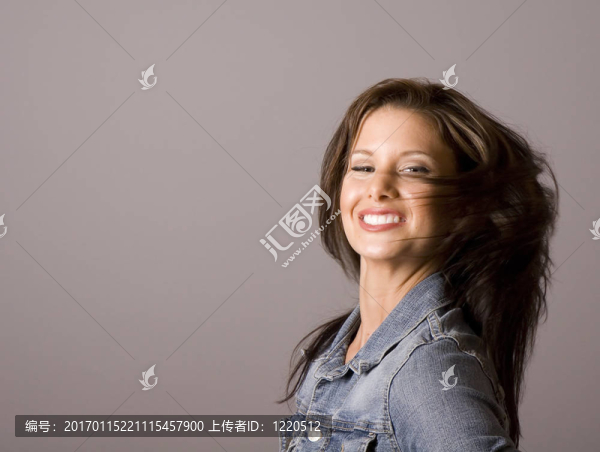 頭發(fā)吹在臉上的黑發(fā)