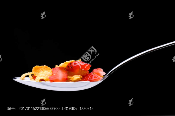 用勺子上的草莓麥片
