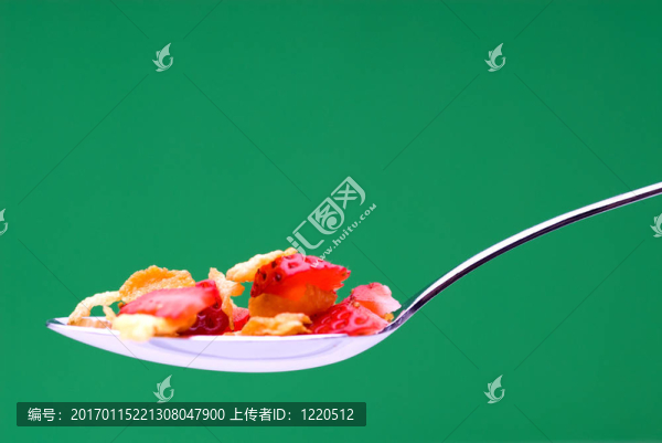 用勺子上的草莓麥片
