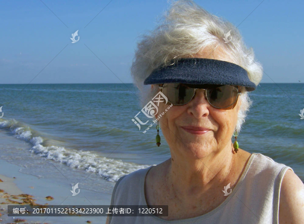 海灘上的老年婦女